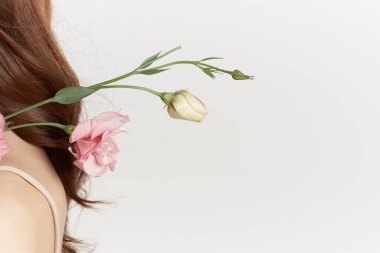 Güzel bir kadın pembe çiçek buketi moda yaz ışığı arka planı