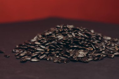 Doğal ürün ayçiçeği tohumları yakın plan yiyecek dağıtıyor.