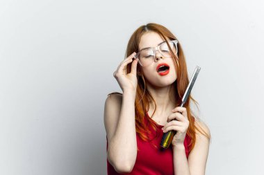 Gözlüklü kadın inşaat aletleri tamir ev işi