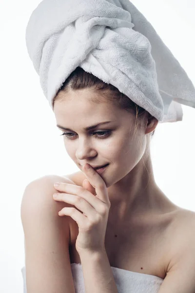 Mulher após o chuveiro com toalha na cabeça posando cuidados com a pele — Fotografia de Stock