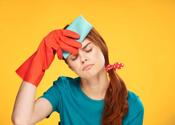 Емоційне прибирання пані гумові рукавички будинку прибирання жовтого фону — стокове фото