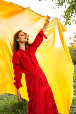 Güzel kadın doğa sarı kumaş temiz hava cazibesi