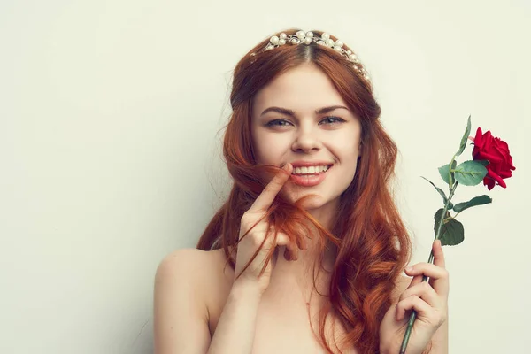 Atractiva mujer con rosa flor maquillaje romance modelo —  Fotos de Stock