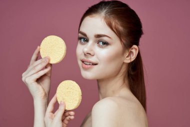 Çıplak omuzlu kadın ellerinde sünger temiz cilt hijyeni