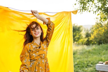 Doğanın cazibesine bürünmüş güzel bir kadın.