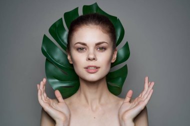 Güzel kadın palmiye yaprağı çıplak omuzlar açık cilt spa tedavileri