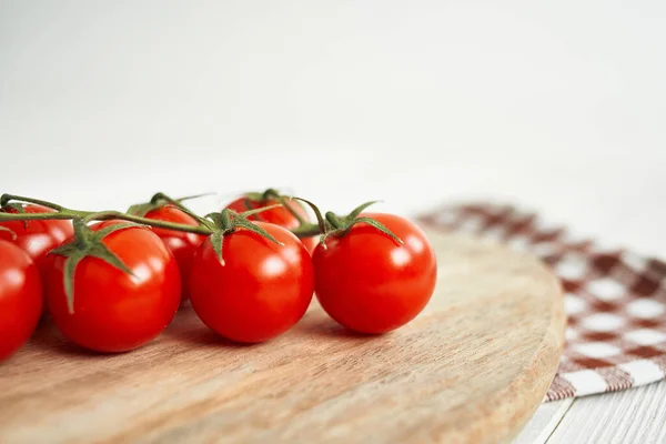 Ingredientes tablero de madera tomates cherry fondo de madera orgánica —  Fotos de Stock