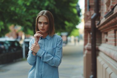 Güzel bir kadın açık havada temiz hava yaşam tarzıyla yürür.
