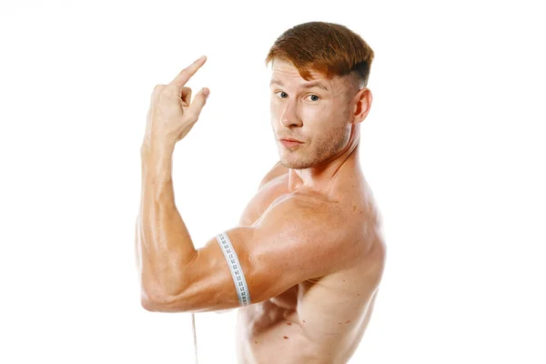 Homme athlétique mesure les muscles fitness posant bodybuilder — Photo