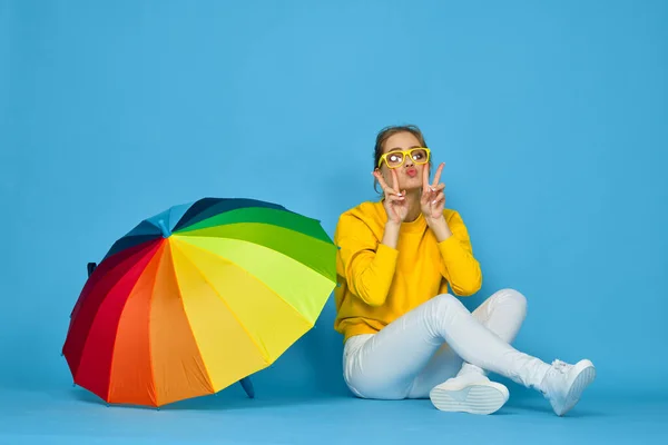 Mujer con paraguas multicolor en suéter amarillo posando colores arco iris — Foto de Stock