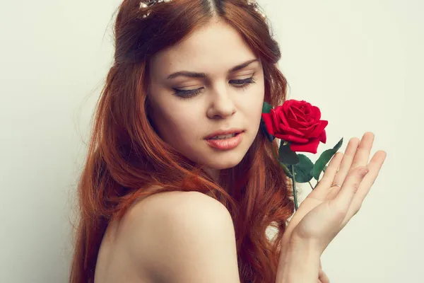 Atractiva mujer con rosa flor maquillaje romance modelo —  Fotos de Stock