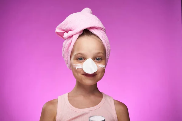 Dívka s ručníkem na hlavě kosmetika dekorace zblízka fialové pozadí — Stock fotografie