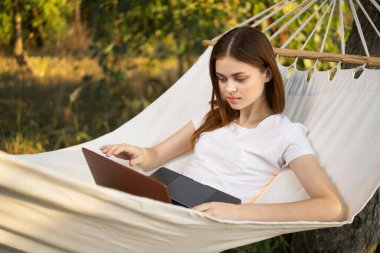 Kadınlar doğada iş seyahatinde dizüstü bilgisayara bayılırlar.