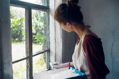 Fırça boyalı pencereli kadın. Ev dekorasyonu.