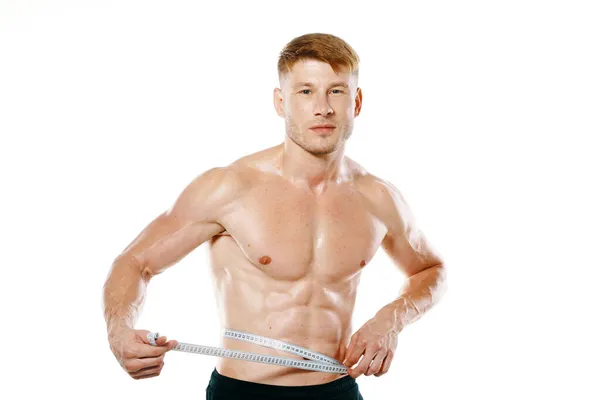Atlético homem com bombeado até muscular corpo medidas com fita — Fotografia de Stock