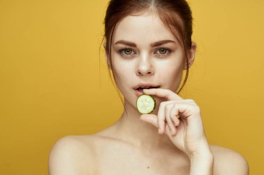 Salatalık vitamini cilt bakımlı neşeli kadın. Doğal ürün.