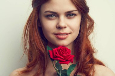 Güzel kızıl saçlı kadın gül çiçeği yakın plan cazibesi