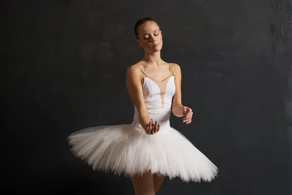Balerina w białym tutu dance performance sylwetka ciemne tło — Zdjęcie stockowe