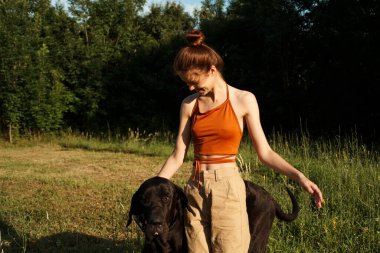 Köpeği ve eğlenceli doğası olan neşeli bir kadın.