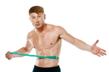 Atletik adam, mezura kas egzersizi yapıyor.