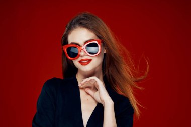 Güneş gözlüğü takan göz kamaştırıcı bir kadın. Kırmızı dudaklar.