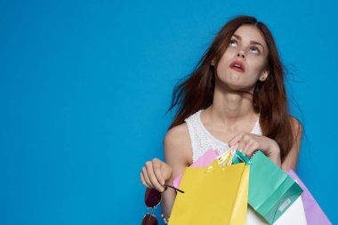 Elinde paketlerle neşeli bir kadın Alışverişkolik, izole bir geçmişi var.
