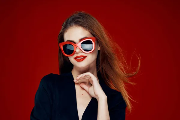 Glamorös kvinna bär solglasögon röda läppar poserar närbild — Stockfoto
