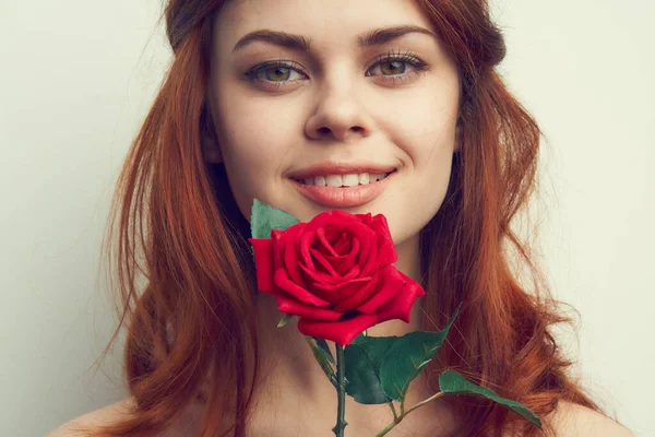 Hermosa mujer pelirroja rosa flor encanto de cerca —  Fotos de Stock
