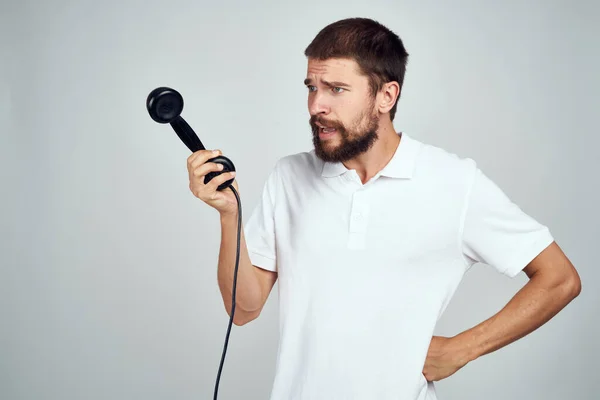 흰색 셔츠를 입은 남성 이 전화 기술 생활 방식에 대해 이야기하는 모습 — 스톡 사진