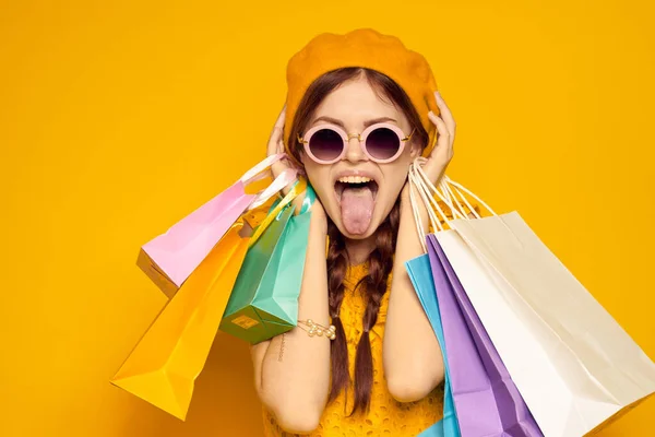 Glad kvinna bär solglasögon poserar shopping mode isolerad bakgrund — Stockfoto