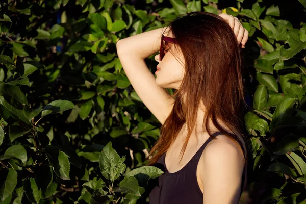 Hübsche Frau im schwarzen Badeanzug posiert Mode Sommer — Stockfoto