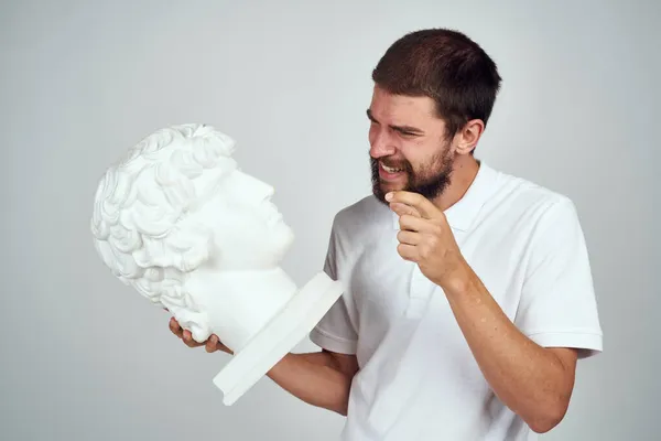 Hombre barbudo con busto de yeso en las manos escultura decorativa — Foto de Stock