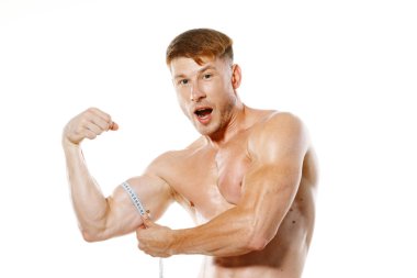 Atletik adam, mezura kas egzersizi yapıyor.