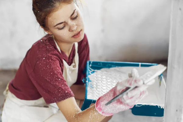 Wesoła kobieta maluje pokój w domu remont wnętrza — Zdjęcie stockowe