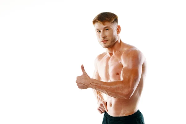 Männlicher Athlet mit aufgepumptem muskulösen Körper posiert Fitness — Stockfoto