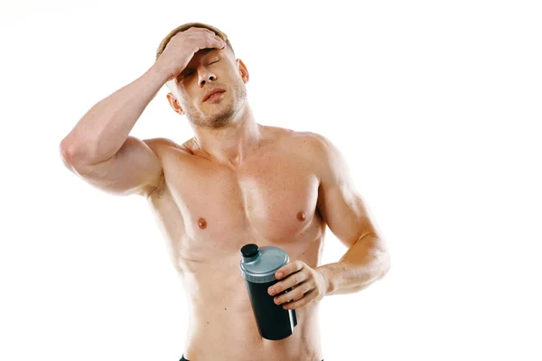 Mężczyzna sportowiec z napompowanym ciałem pije z butelki — Zdjęcie stockowe