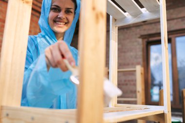 Koruyucu giysi yenileme evindeki kadın ressam