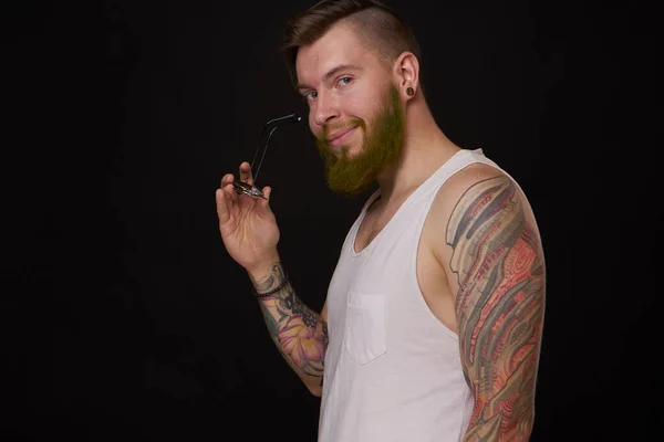Homem barbudo em t-shirt branca com tatuagens em seus braços posando valentão — Fotografia de Stock