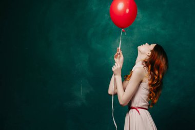 Kırmızı balonlu güzel bir kadın doğum günü yeşili arka plan