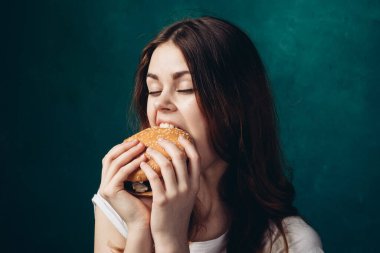 Hamburger yiyen neşeli kadın yakın plan yaşam tarzı