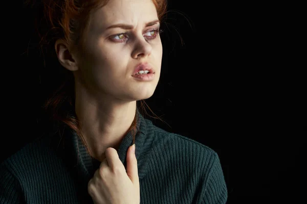Плачущая женщина с проблемами с фингалом — стоковое фото