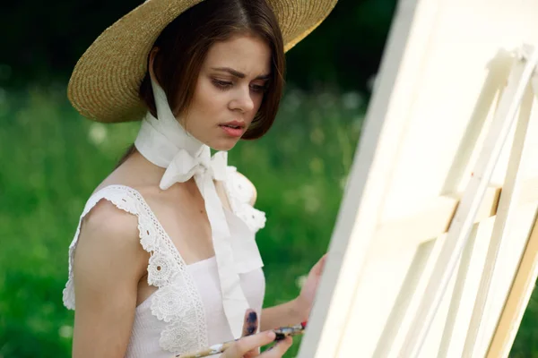 Žena umělec v klobouku se štětcem barvy obrázek — Stock fotografie