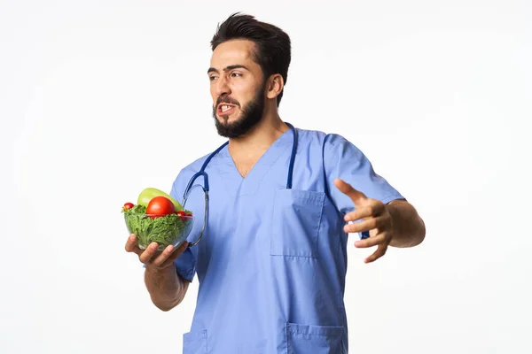 Médico nutricionista legumes alimentos saudáveis calorias fundo isolado — Fotografia de Stock