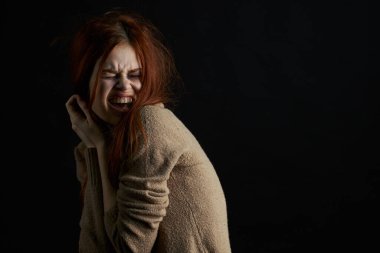 Gözlerinin altında morluklar olan korkmuş kadın depresyon istismarını yeniyor.