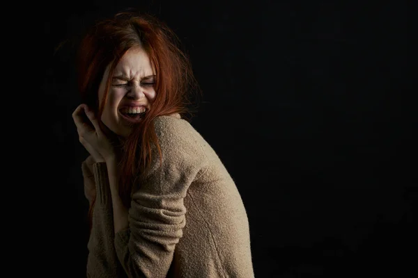 Налякана жінка з синцями під очима б'ється зловживанням депресією — стокове фото