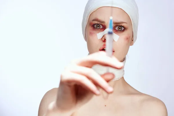 Érzelmi nő zúzott arc gyógyszer kezelés sérülés elszigetelt háttér — Stock Fotó