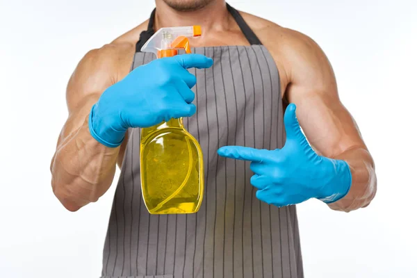 Uomo in grembiule detergente pulizia servizio luce sfondo — Foto Stock