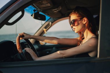 Moda seyahati pozu veren bir kadın.