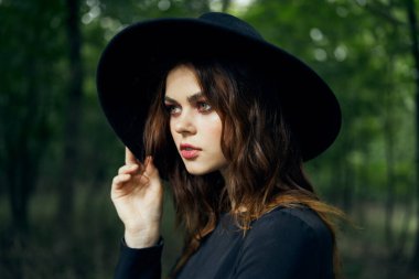 Ormanda cadı gibi giyinmiş kadın Cadılar Bayramı fantezi ritüeli