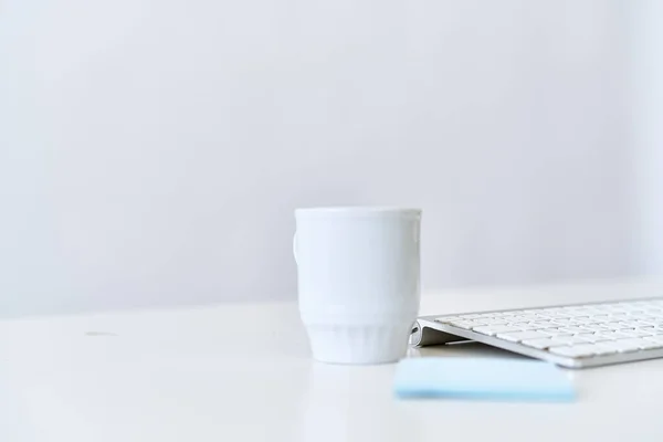 Vezeték nélküli billentyűzet asztali csésze dokumentumok iroda — Stock Fotó